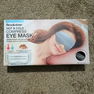 Brookstone Hot & Cold Therapy Heated Eye Mask/Tension Stress Relief Color: Grey